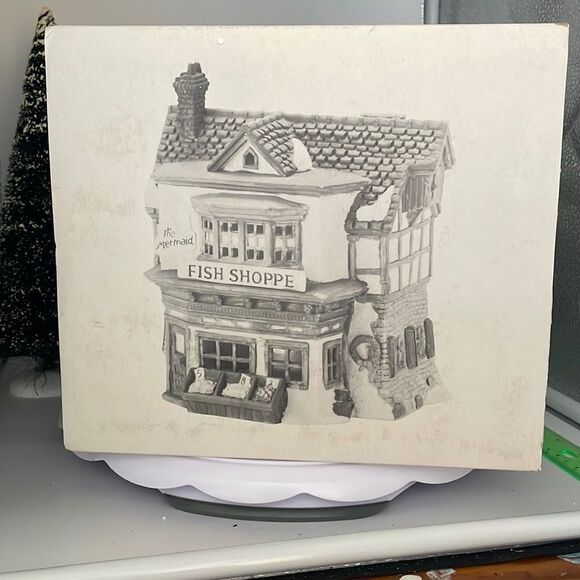 DEPT 56 MERMAID FISH SHOP - Picture 12 of 13